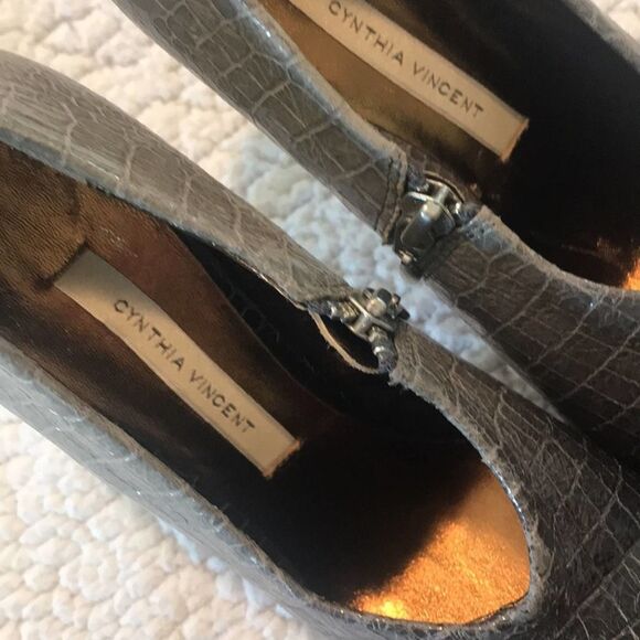 Cynthia Vincent Gray Gradient Snakeskin Bootie, Size 8.5 - Picture 4 of 7